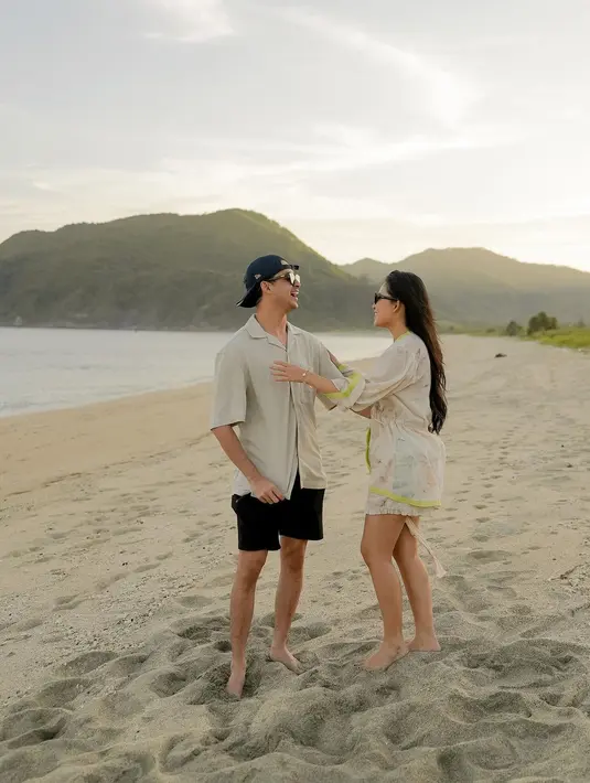 Kencan di alam, seperti pantai juga tak masalah. Rachel mengenakan outfit kasual, outer lengan panjang dipadu celana pendek yang serasi. Salim dengan kemeja lengan pendek dan celana pendek hitam. Foto: Instagram.