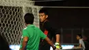 Penjaga gawang Arema Cronus, Kurnia Meiga, berbincang dengan salah satu staff pelatih di sela-sela latihan di Stadion GBK Jakarta, (5/8/2014). (Liputan6/Helmi Fithriansyah)