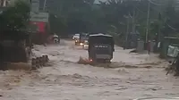 Hujan sejak minggu malam sampai senin malam menyebabkan banjir di sejumlah ruas jalan Kota Jayapura. (Liputan6.com/Katharina Janur)