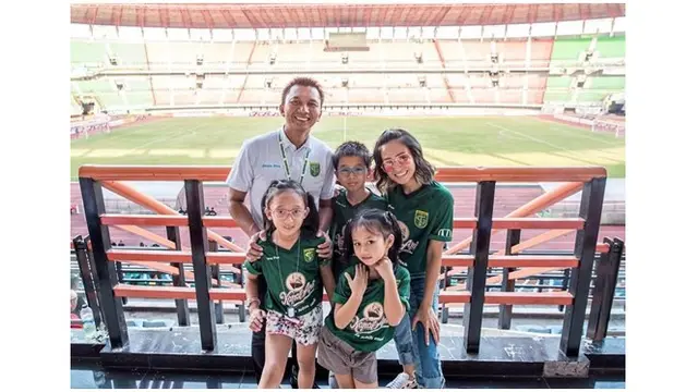 Istri dan anak-anaknya memakai baju kompakan saat berada di Tribun