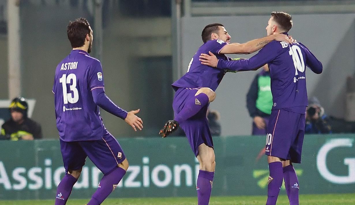Para pemain Fiorentina merayakan gol Federico Bernardeschi (kanan) saat melawan Napoli  pada laga Serie A Italia di Artemio Franchi stadium, Florence, Italia, (22/12/2016).  (AFP/Alberto Pizzoli)
