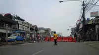 Bocah-bocah Kampung Pulo asyik bermain bola di jalan raya yang telah ditutup. (Liputan6.com/Osfar Ferri)