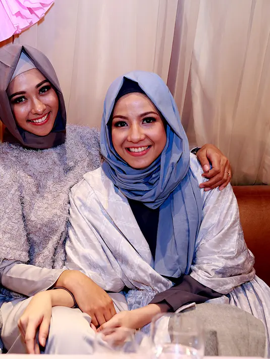 Terlihat saat Natashya tengah asik menggarap website bersama dua sahabatnya Ratna Galih, dan Poppy Bunga, mereka berharap bisa menjadi wadah bagi kaum Hawa bertukar informasi. (Wimbarsana Kewas/Bintang.com)