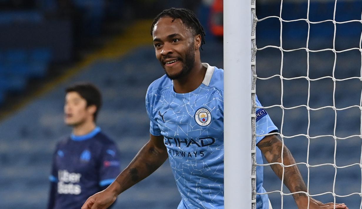 Di posisi 3-5 ditempati oleh gelandang Manchester City, Raheem Sterling. Satu assistnya saat laga terakhir melawan Newcastle United, Sabtu (26/12/2020), menambah pundi-pundi gol dan assistnya menjadi 31. (AFP/Paul Ellis)
