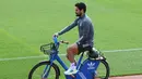 Gelandang Jerman, Ilkay Gundogan tiba dengan sepeda sebelum sesi latihan menjelang UEFA EURO 2020 di World of Sports Campus di Herzogenaurac (11/6/2021). Pada pertemuan pertama, Jerman akan bertemu Prancis pada grup F di Allianz Arena, Rabu (16/6). (AFP/Christof Stache)