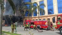 Petugas Pemadam Kebakaran (Damkar) berupaya memadamkan api di Asrama Haji Kota Medan