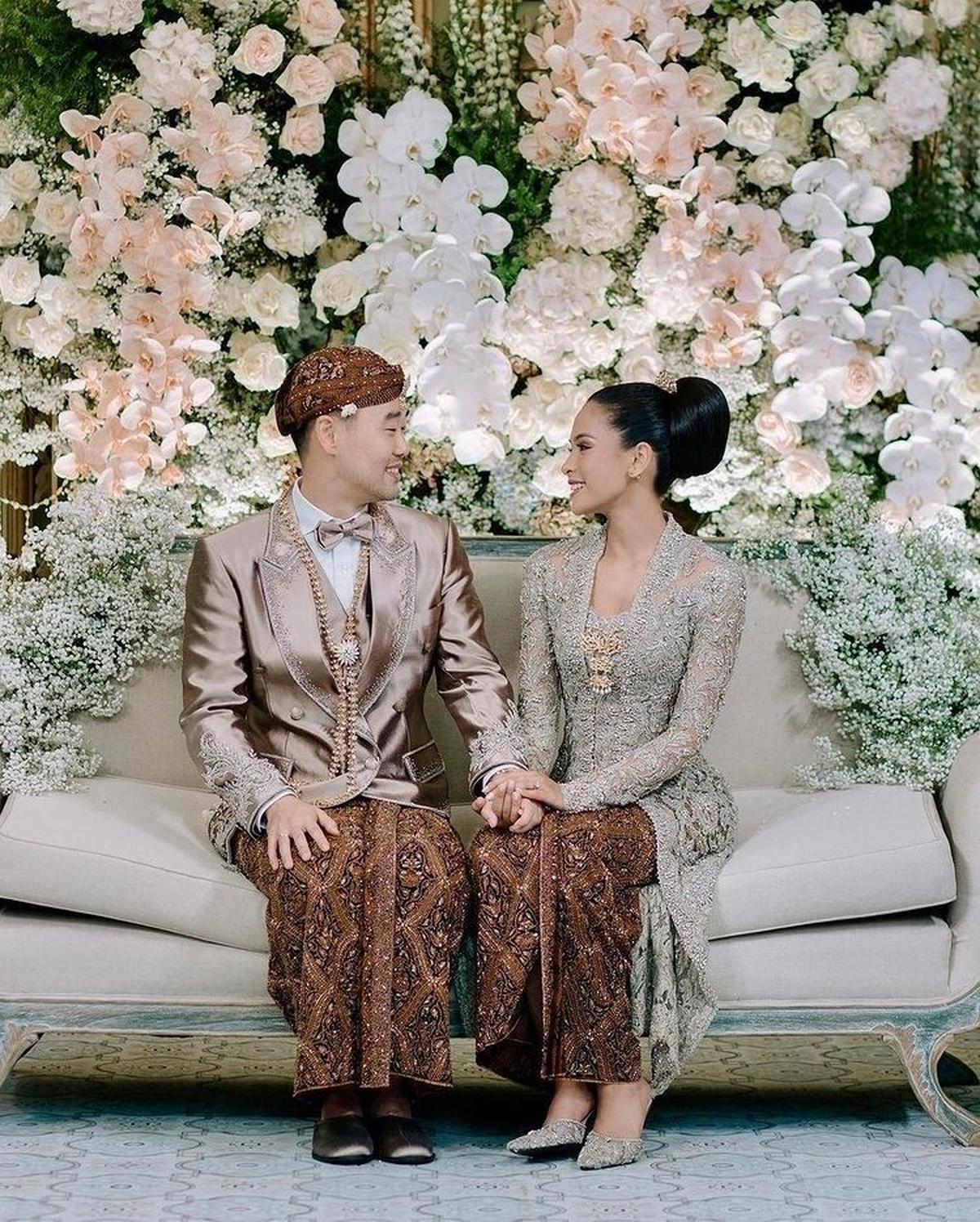 Maudy Ayunda mengejutkan publik ketika tiba-tiba mengunggah foto pernikahan pada 22 Mei 2022 dengan Jesse Choi, teman kuliahnya di Stanford University yang merupakan pria keturunan Korea Selatan.<br>
