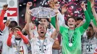 Usahanya akhirnya berbuah hasil trofi Bundesliga ke-33 untuk Bayern, dan trofi pertama sepanjang hidup bagi Kane. (AP Photo/Matthias Schrader)
