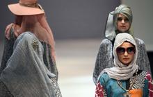 Keanggunan model berhijab di Islamic Fashion Festival