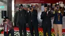 Ketua DPR Bambang Soesatyo bersama Wakil Ketua Fahri Hamzah, Fadli Zon dan Agus Hermanto memotret para pengunjung dalam acara pembukaan Pameran Foto Wartawan Parlemen bertema DPR Zaman Now di Lobby Nusantara II, Komplek Parlemen, Senayan, Jakarta, Kamis (29/8/2019). (Liputan6.com/Johan Tallo)