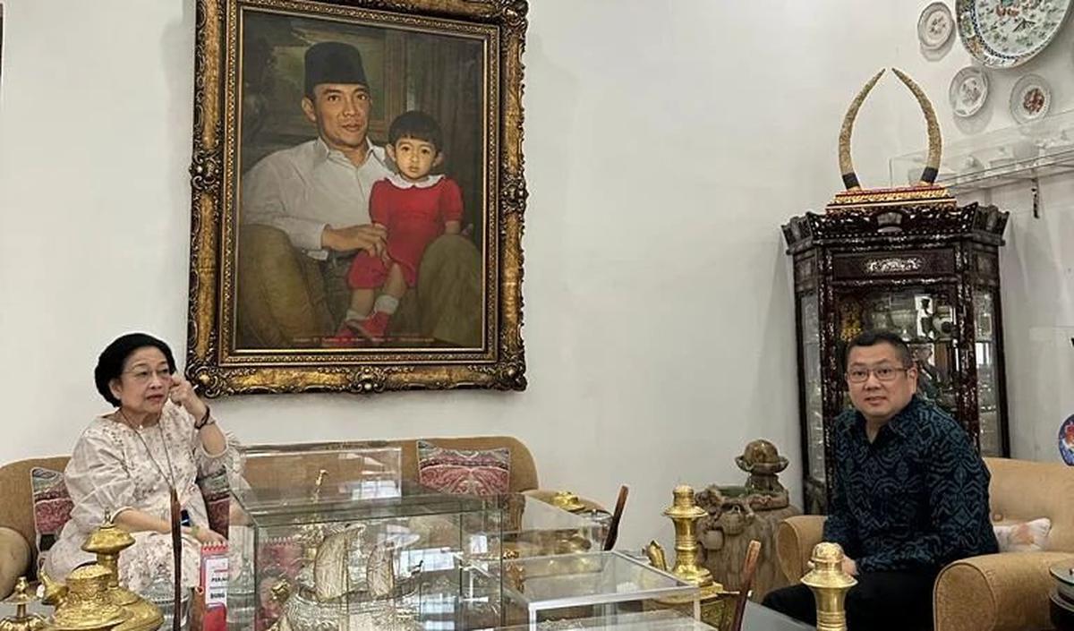 Pendiri sekaligus pemilik perusahaan MNC Group, Hary Tanoesoedibjo terlihat datang bertamu ke rumah Megawati Soekarnoputri. <br>