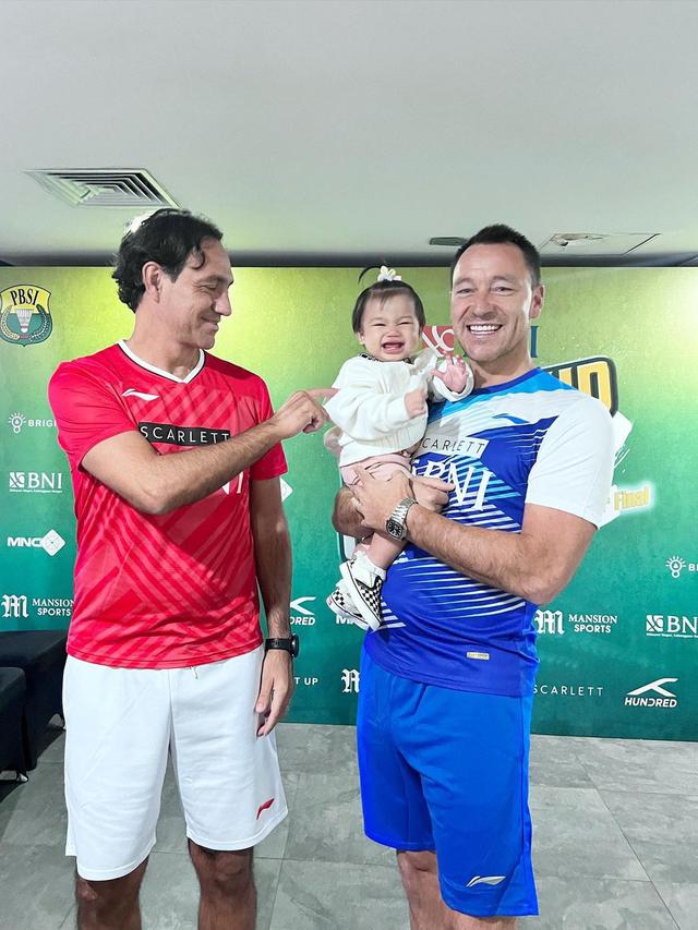 Potert baby Bible saat Digendong Alessandro Nesta dan John Terry
