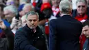 Pelatih MU, Jose Mourinho, bersalaman dengan pelatih Arsenal, Arsene Wenger, jelang laga Premier League di Stadion Old Trafford, Sabtu (19/11/2016). (Action Images via Reuters/Jason Cairnduff)