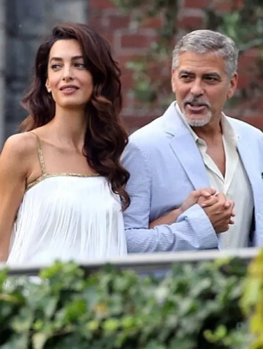 Baru-baru ini George Clooney disiarkan marah-marah karena foto anak kembarnya bocor dan dijadikan sampul sebuah majalah. Tidak hanya itu, foto keluarganya juga pun bocor ke hadapan publik. (Instagram/amalclooney)