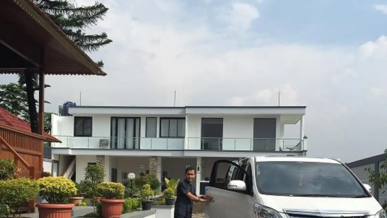 [Bintang] Vila Ayu Ting Ting