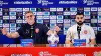 Pelatih dan kiper Timnas Bahrain, Dragan Talajic dan Ebrahim Lutfalla. (Bola.com/Bagaskara Lazuardi)