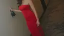 Pesona merona Wulan Guritno dibalut strapless dress merah. Tak perlu tambahan apapun, penampilan Wulan Guritno sudah terlihat luar biasa di foto ini. [Foto: Instagram/wulanguritno]
