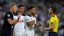 Pemain AS Monaco, Kamil Glik, dan pemain Tottenham Hotspur, Kyle Walker, memprotes wasit pada laga Liga Champions Grup E di Stadion Wembley, Kamis (15/9/2016) dini hari WIB. (Action Images via Reuters/Andrew Couldridge)