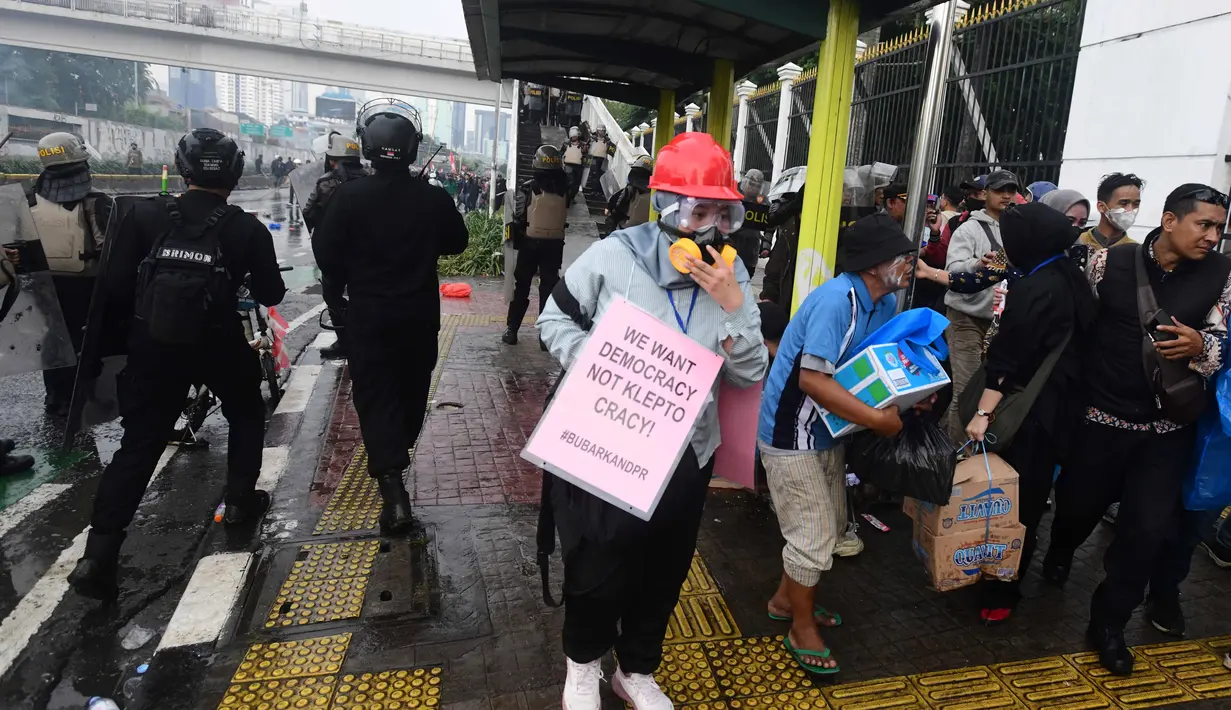 Aksi ini menyoroti pemberian tunjangan perumahan anggota DPR sebesar Rp 50 juta/bulan. (merdeka.com/Arie Basuki)