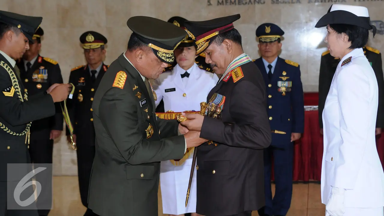 20160701-Kapolri Dapat Penghargaan dr TNI-HEL 