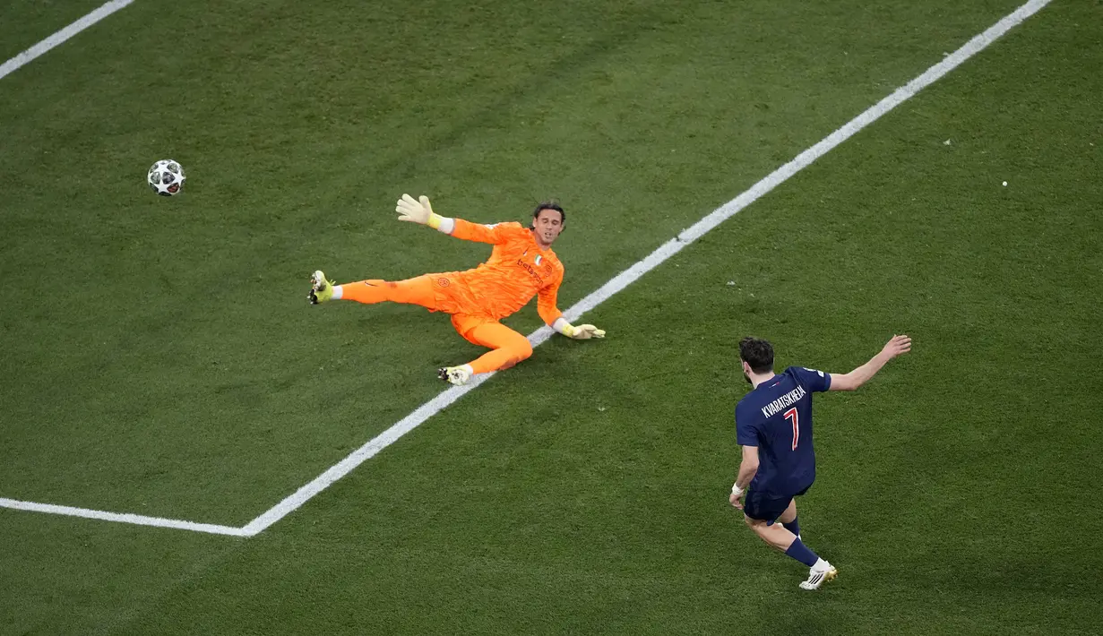 Pemain PSG, Khvicha Kvaratskhelia (kanan) mencetak gol keempat timnya ke gawang Inter Milan yang dijaga oleh Yann Sommer dalam laga final Liga Champions 2024/2025 di Allianz Arena, Munchen, Jerman, Minggu (01/06/2025) dini hari WIB. (AP Photo/Markus Schreiber)