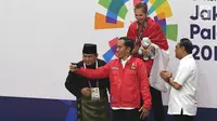 Presiden Joko Widodo bersama Ketua Umum Pengurus Besar Ikatan Pencak Silat Indonesia (IPSI) Prabowo Subianto usai mengalungkan medali kepada atlet di final pencak silat Asian Games 2018, Jakarta Jakarta, Rabu (29/8). (Merdeka.com/Imam Buhori)