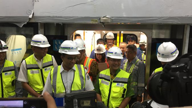 Gubernur DKI Jakarta Anies Baswedan menjajal MRT (Liputan6.com/ Ika Defianti)