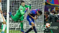Salah satu sosok pemain yang menonjol pada laga tersebut adalah kiper Galatasaray, Inaki Pena. (AP/Joan Monfort)