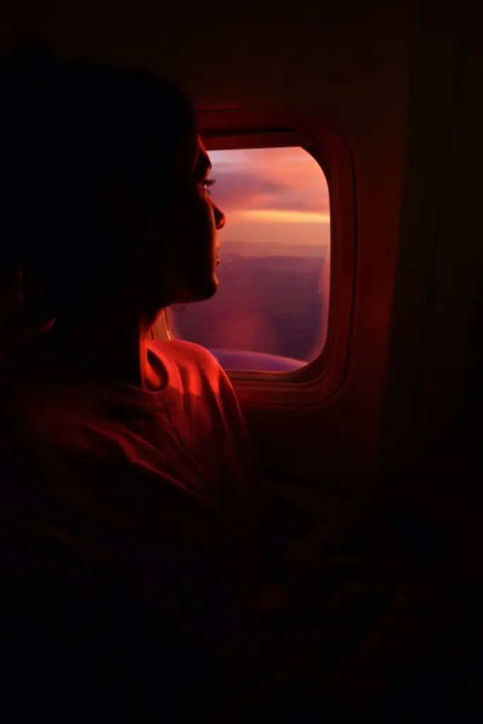 Waktu berbuka puasa ketika tengah di penerbangan. (Sumber Foto: k-a-t-av/Tumblr)