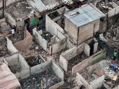 Foto udara memperlihatkan kondisi rumah warga pasca-kebakaran yang melanda kawasan Kebon Kosong, Kemayoran, Jakarta Pusat, Rabu (11/12/2024). (Liputan6.com/Herman Zakharia)