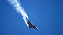 Angkatan Udara Prancis bermanuver menggunakan Dassault Rafale di atas Pantai San Lorenzo di Gijon, Spanyol, Minggu (24/7). (REUTERS/Eloy Alonso)