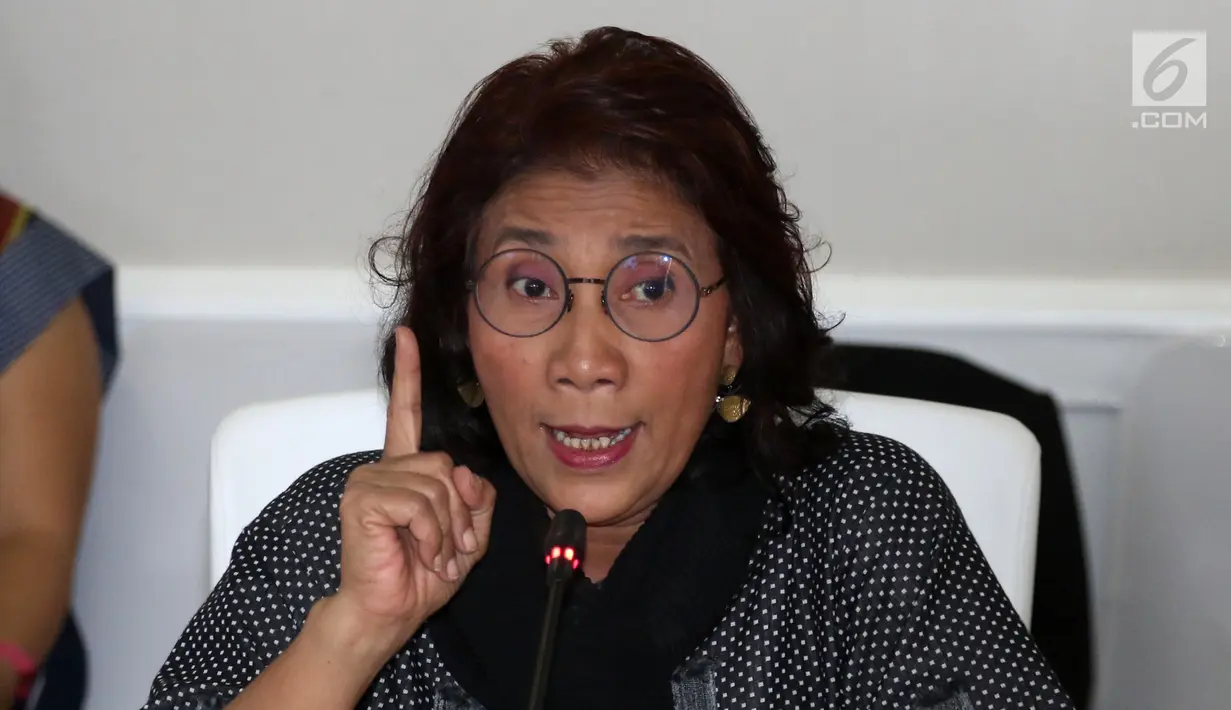 Menteri Kelautan dan Perikanan Susi Pudjiastuti memberi keterangan pers terkait empat kapal ikan yang berisi narkoba di Jakarta, Selasa (27/2). Menurut Susi, keempat kapal tersebut akan ditenggelamkan. (Liputan6.com/Arya Manggala)