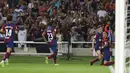 Para pemain Barcelona merayakan gol yang dicetak oleh Ferran Torres ke gawang Real Betis pada laga Liga Spanyol di Estadi Olimpic Lluis Companys, Minggu (17/9/2023). Barca menang dengan skor 5-0. (AP Photo/Joan Monfort)