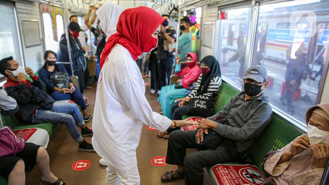 Peringati HUT RI, KCI Bagi-Bagi Masker