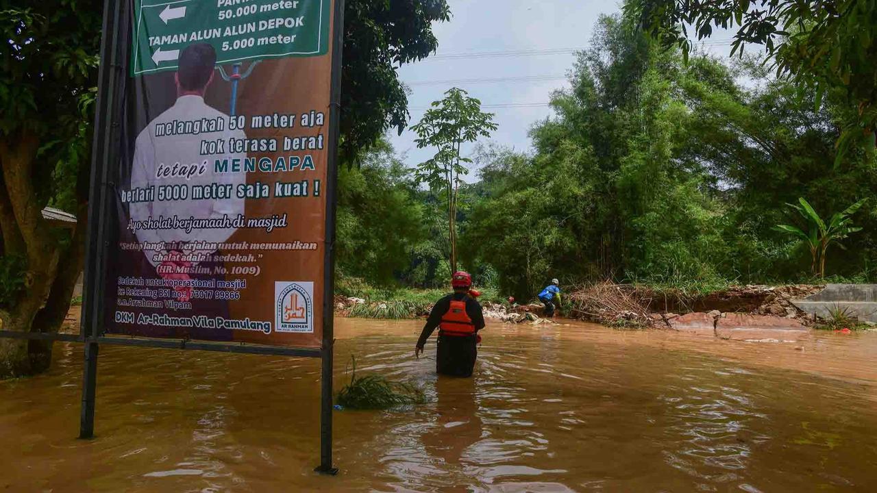 FOTO: Tanggul Jebol, 2.000 Warga Villa Pamulang Terdampak Banjir