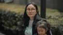 Gaya Nikita Mirzani momong anak juga seringkali menjadi sorotan. Di sini Nikita Mirzani terlihat mengenakan sebuah kaus putih bermotif, celana jeans, dan jaket hitam. [Foto: Instagram/nikitamirzanimawardi_172]