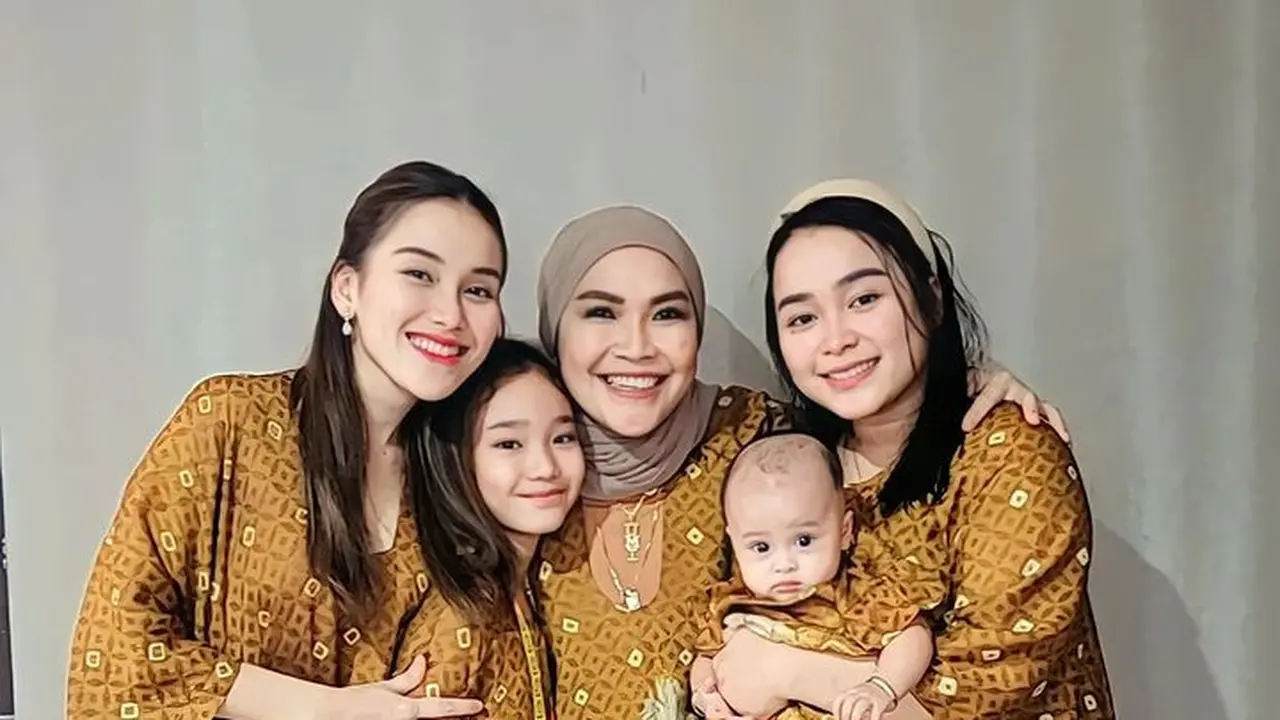 Baju Lebaran 2023 Keluarga Ayu Ting Ting