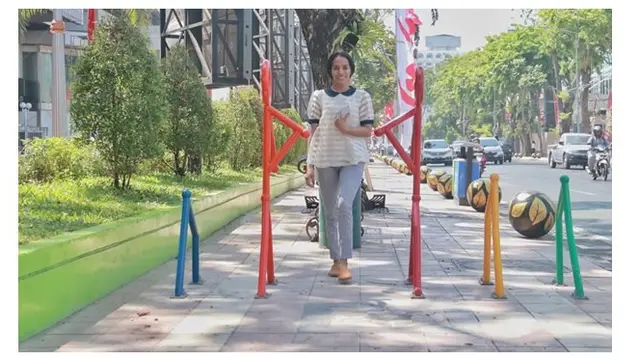 Trotoar di Surabaya juga di desain dengan bentuk menyerupai tubuh manusia.