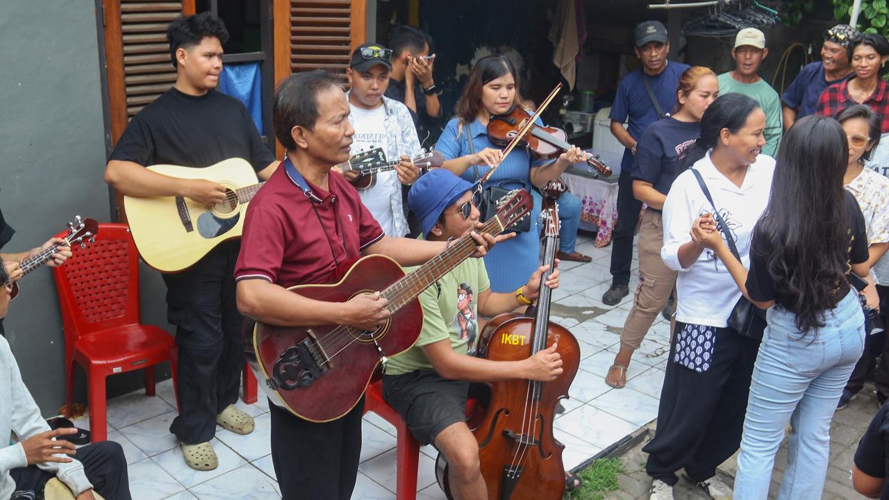 FOTO: Uniknya Tradisi Rabo-Rabo Masyarakat Kampung Tugu saat Rayakan Tahun Baru