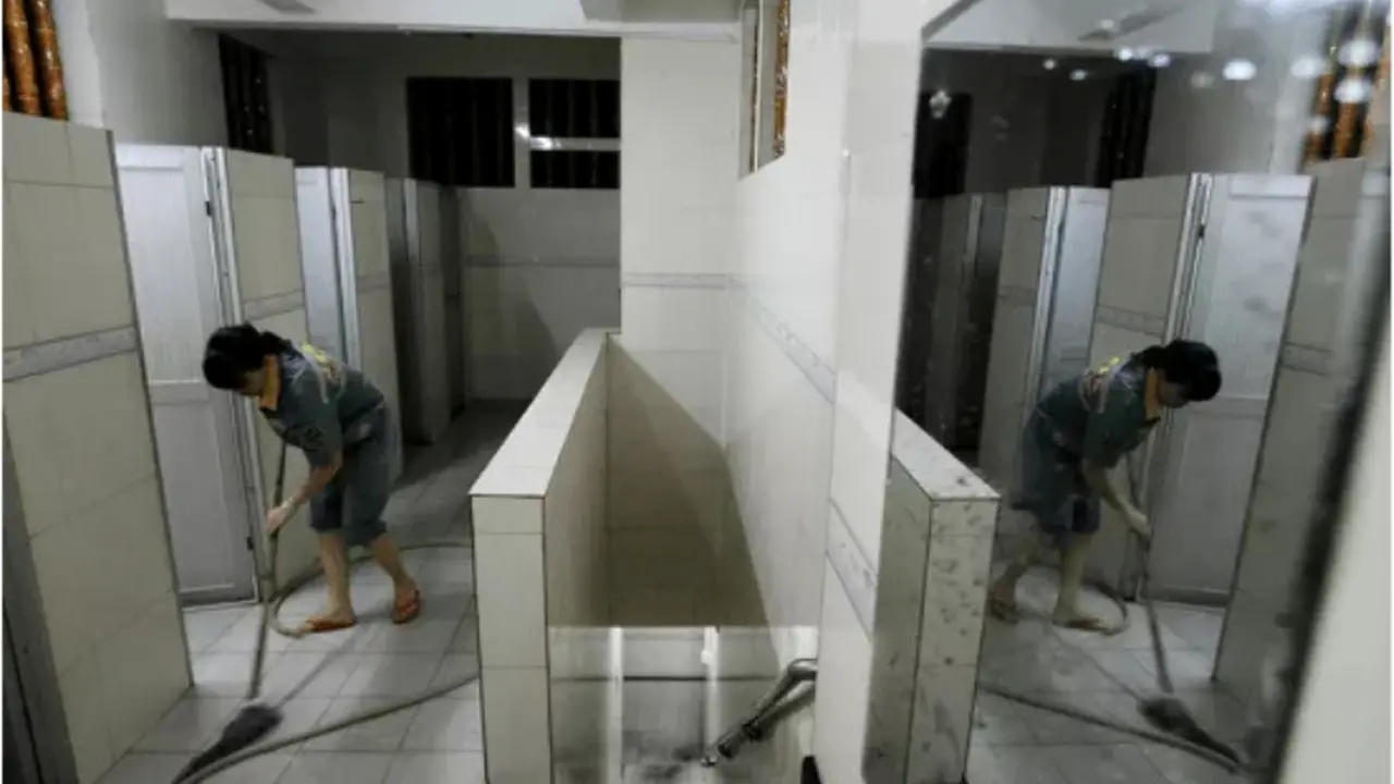 Saking Miskinnya, Keluarga Ini Jadikan Toilet Umum Sebagai Rumah