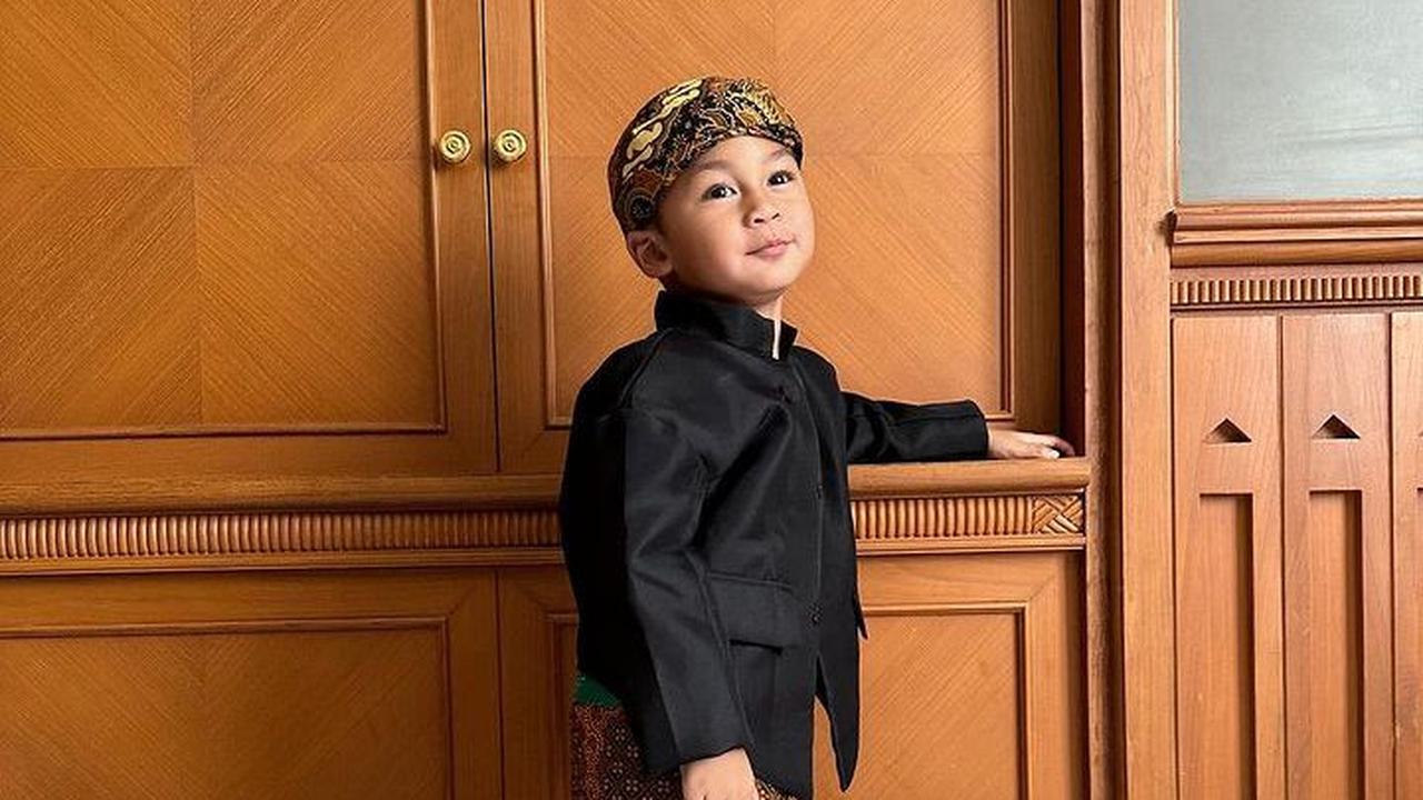 "Model Cilik Internasional siap terima Gelar Kehormatan," tulis Baim Wong di akun Instagram pribadinya.