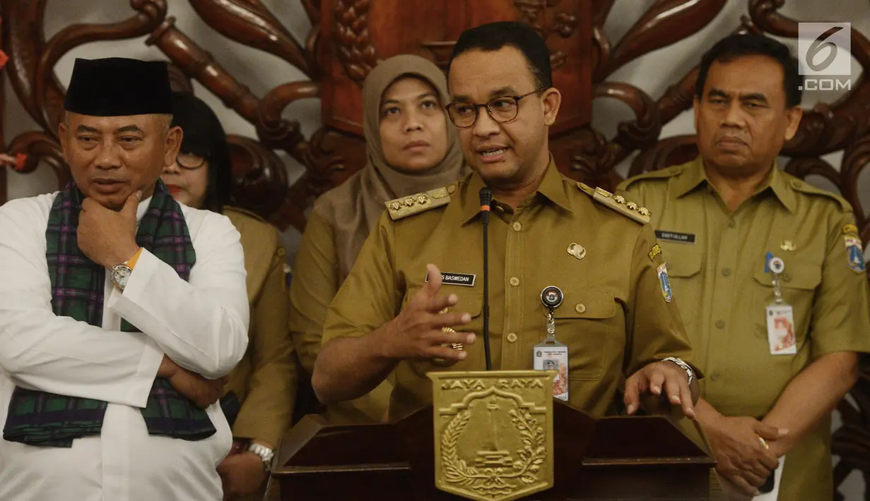 Gubernur DKI Jakarta Anies Baswedan memberikan keterangan usai melakukan pertemuan dengan Wali Kota Bekasi Rahmat Effendi di Balai Kota, Jakarta, Senin (22/10). (Merdeka.com/Iqbal S. Nugroho)