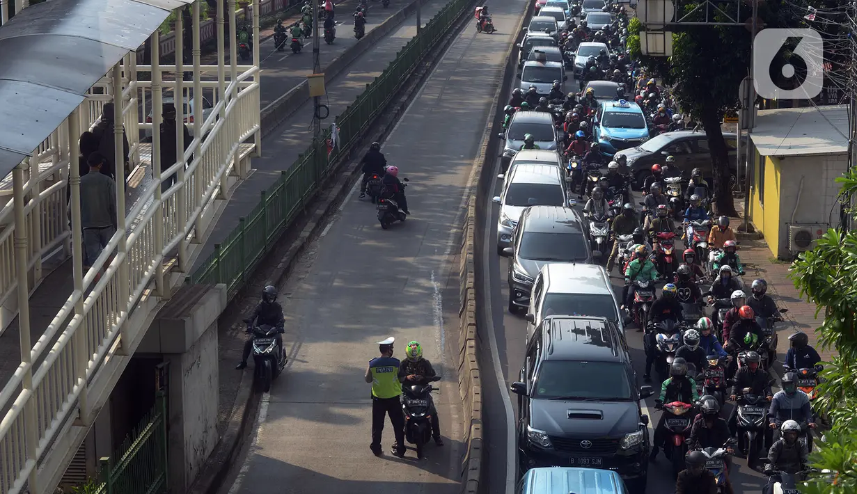 Polisi menindak pengendara sepeda motor yang melanggar aturan lalu lintas di Jalan Pasar Rumput, Manggarai, Jakarta, Selasa (21/7/2020). Polisi akan menggelar Operasi Patuh Jaya 2020 pada 23 Juli sampai 5 Agustus 2020 di seluruh Polda se-Indonesia. (merdeka.com/Imam Buhori)