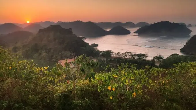 Serunya Liburan di Pantai Teluk Asmara, Raja Ampatnya Jawa Timur