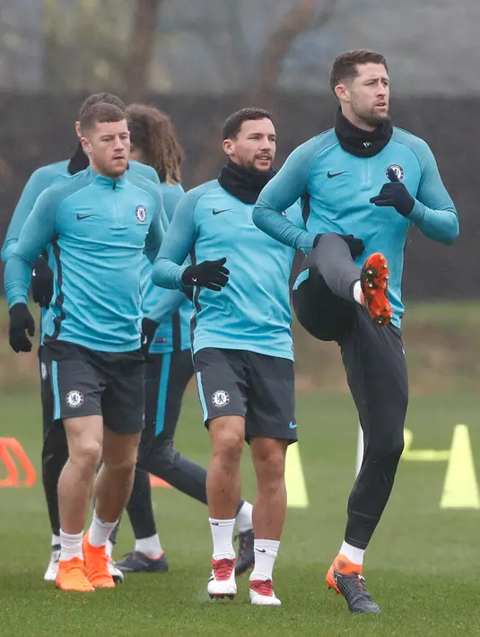 Gelandang Chelsea, Ross Barkley, Danny Drinkwater dan bek Inggris Chelsea Gary Cahill saat mengikuti sesi latihan tim jelang menghadapi Barcelona di fasilitas latihan Chelsea Cobham di Stoke D'Abernon, London (19/2). (AFP Photo/Adrian Dennis)