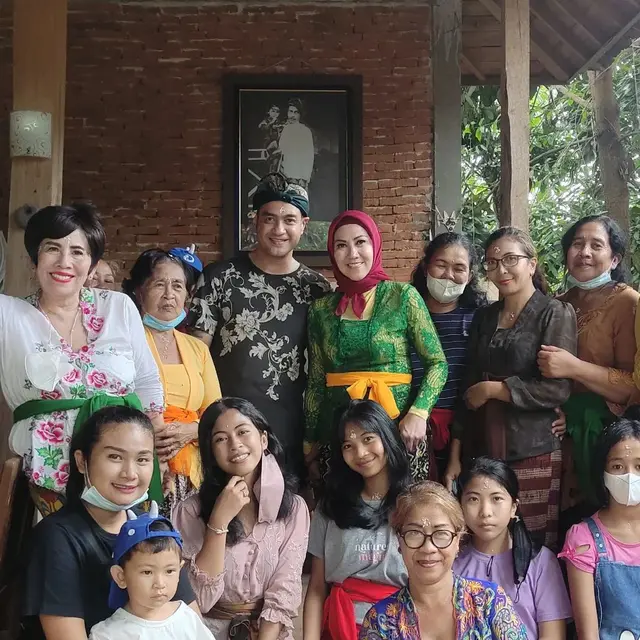 6 Potret Ferry Irawan Bertemu Keluarga Besar Venna Melinda di Bali, Minta Doa Restu