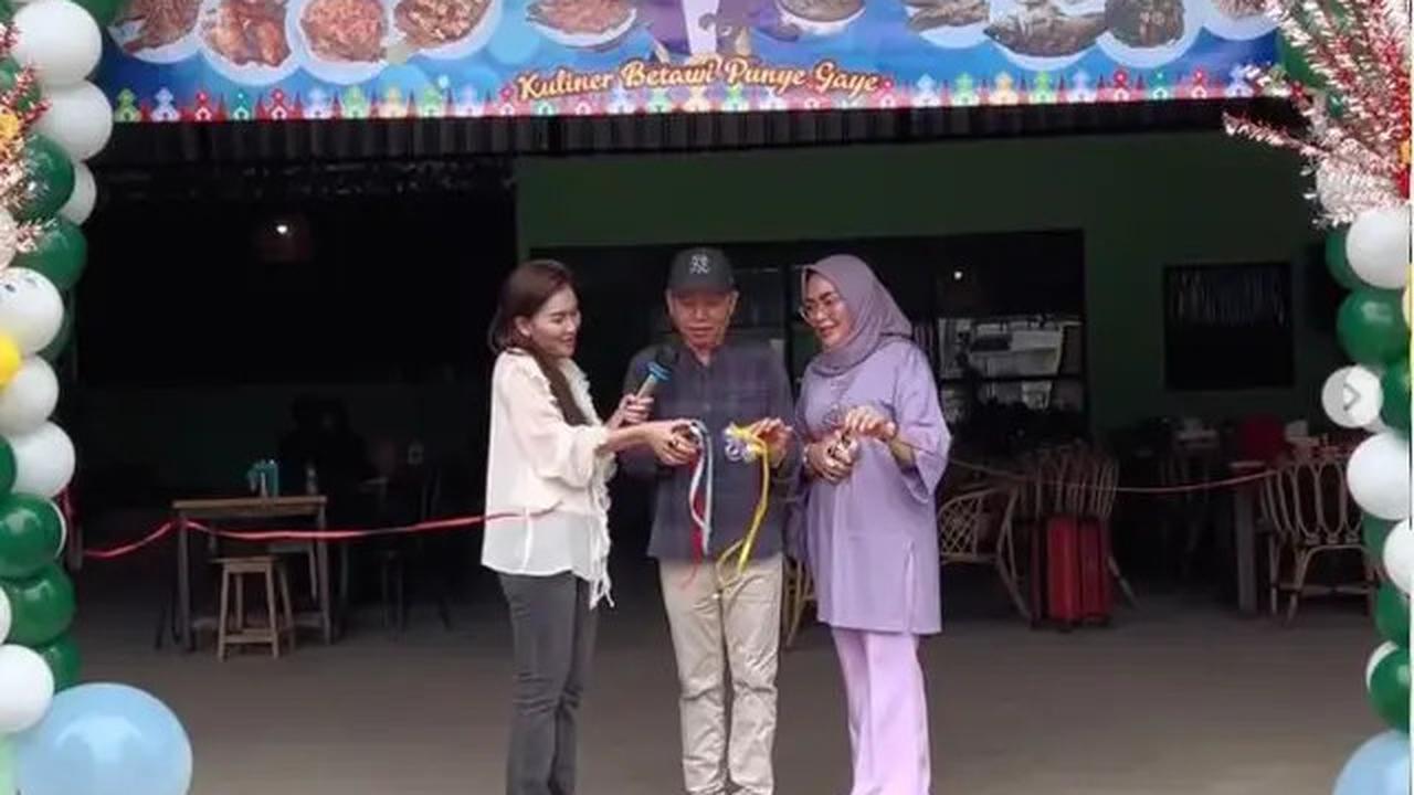 6 Potret Ayu Ting Ting di Pembukaan Cabang Warung Makan Ayah Ojak, Beri Dukungan
