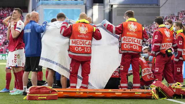 Foto Piala Eropa: Christian Eriksen Kolaps, Laga Denmark Kontra Finlandia Dihentikan dan Resmi Ditunda