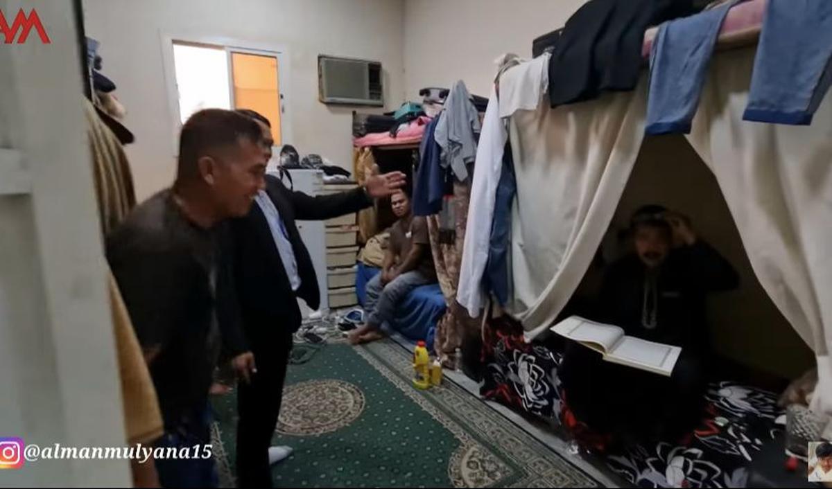 Di setiap kamar juga sudah tersedia beberapa tempat tidur yang dapat digunakan untuk beberapa sopir beristirahat. <br>