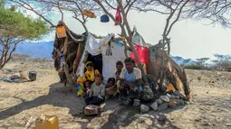Salah satu keluarga duduk di depan gubuk mereka di kamp pengungsian Taez, Yaman (11/1). Jutaan warga melarikan diri hingga ke wilayah dataran tinggi seperti Taez. (AFP Photo/Ahmad Al-Basha)